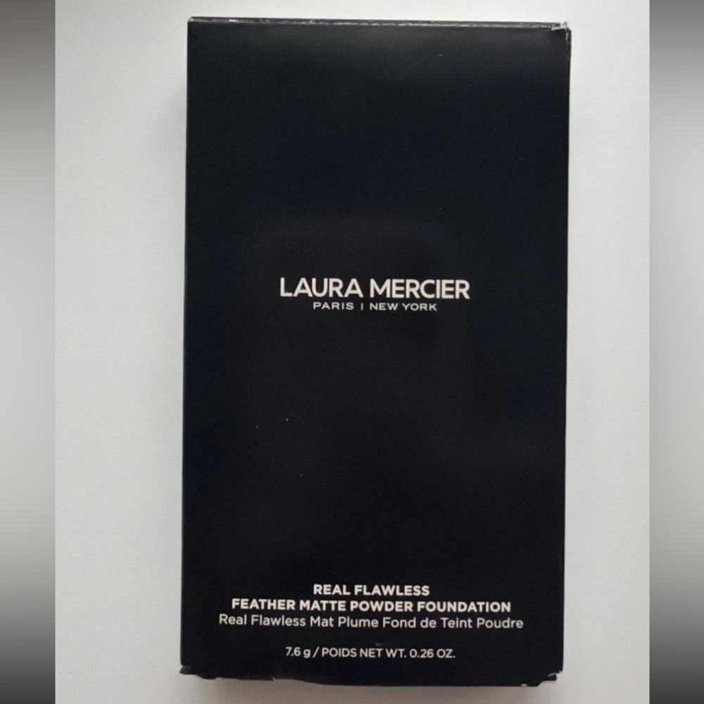 Laura Mercier Real Flawless Feather Matte Powder Foundation 2W Crème Caramel